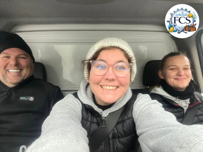 Des collègues en voiture